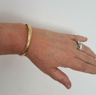 Vtg 14k Yellow Gold Etched Hinged Bangle Bracelet