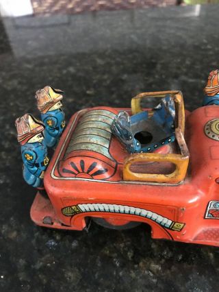 ANTIQUE K TRADEMARK TIN TOY LITHO FIRE TRUCK JAPAN FD WITH 4 Firemen 4