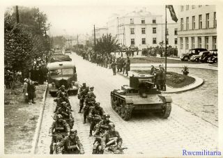 Press Photo: Rare German Mot Truppe By Russian Tank; Brest - Litowsk,  Poland 1939