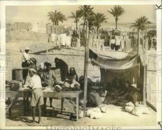 1941 Press Photo Australian Troops Having Clothes Washed By Middle Easterners