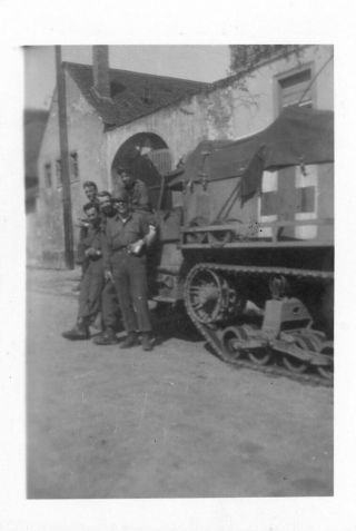 Org Wwii Photo: American Gi’s With Medical Halftrack - 2nd Armored Division Eto