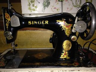 1925 Vintage Singer Sewing Machine With Decorated Brentwood Case