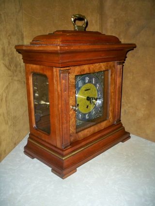 Vintage Howard Miller 1050 - 020 Triple Chime Bracket Mantle Clock Key Wind