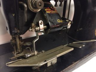 SINGER 95 - 82 Lockstitch Shirring Fabric Trimmer Industrial Sewing Machine Head 3
