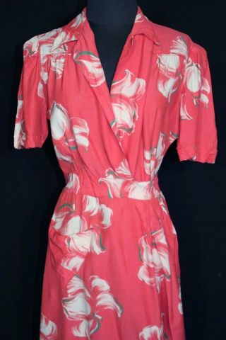 RARE VINTAGE 1940 ' S WWII ERA ROSE PINK RED SILKY RAYON FLORAL PRINT ROBE SIZE 8 2