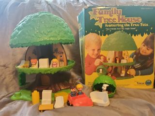 Vintage Family Tree House With Tree Tots & Furniture & Box Kenner 1975