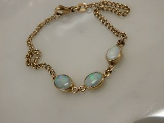 A Stunning 9 Ct Gold Oval Opal Bracelet