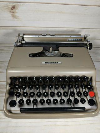 Olivetti Lettera 22 Manuel Vintage Typewriter Read Details