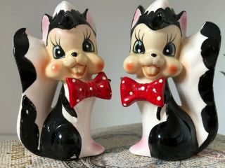 Arnart Skunk/Vintage Figurines/Salt and Pepper Shakers/Shakers/Red Bowtie Skunk 2