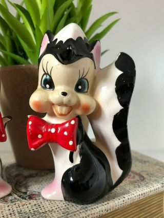 Arnart Skunk/Vintage Figurines/Salt and Pepper Shakers/Shakers/Red Bowtie Skunk 4