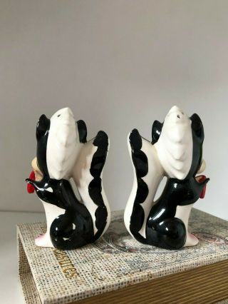 Arnart Skunk/Vintage Figurines/Salt and Pepper Shakers/Shakers/Red Bowtie Skunk 6