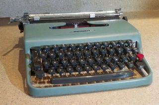 Vintage Underwood Olivetti Lettera 22 Portable Typewriter / Case 2