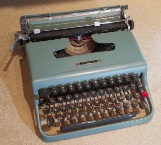 Vintage Underwood Olivetti Lettera 22 Portable Typewriter / Case 3