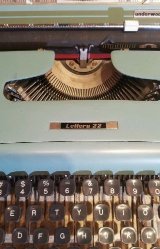 Vintage Underwood Olivetti Lettera 22 Portable Typewriter / Case 4