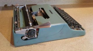 Vintage Underwood Olivetti Lettera 22 Portable Typewriter / Case 8