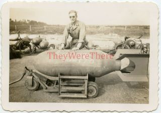 Wwii Photo - Us Gi & Bomber Plane Bomb W/ Message " Greetings From Eto "