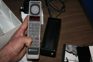 Vintage Motorola California Mobile Phone F09LFD8435AG Brick Cellular Phone 7