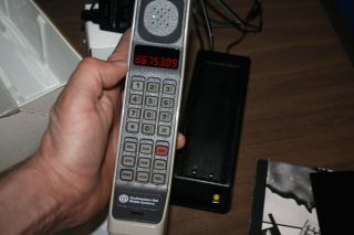 Vintage Motorola California Mobile Phone F09LFD8435AG Brick Cellular Phone 8