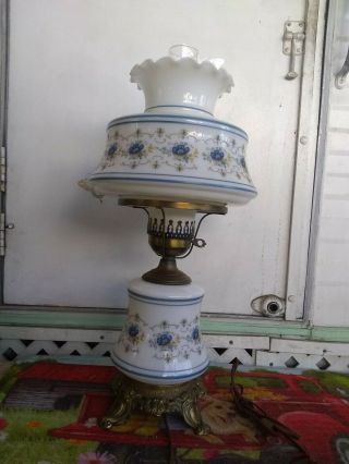 Vtg Gone With The Wind Hurricane Glass Brass Table Lamp White Blue Flowered 24 