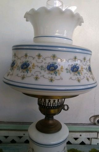 Vtg Gone With The Wind Hurricane Glass Brass Table Lamp White Blue Flowered 24 