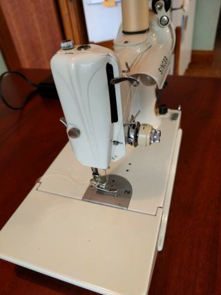 Vintage Singer Feather Weight White 1964 221K sewing machine,  made in GB 3