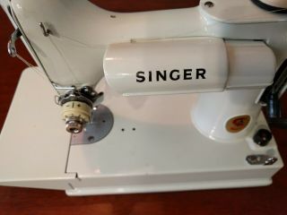 Vintage Singer Feather Weight White 1964 221K sewing machine,  made in GB 4