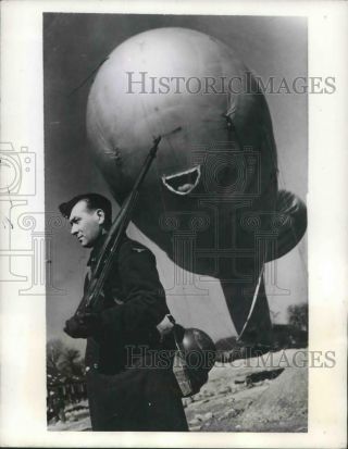 1941 Press Photo Barrage Balloon Unit Guard Next To Barrage Balloon,  England
