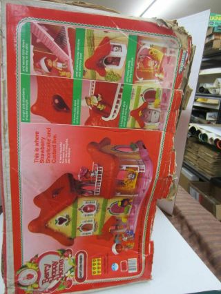Vintage 1983 Strawberry Shortcake BERRY HAPPY HOME Doll House 2