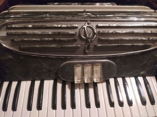 Vintage Lindo Accordian Made In Italy Model C30 N.  5526.  Pearl & Chrome