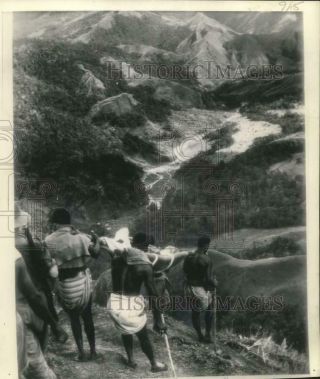 1944 Press Photo World War Ii - Natives Carry Wounded Soldier,  Guinea