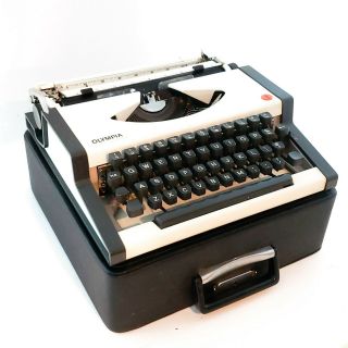 Vintage Olympia Traveller De Luxe Typewriter & Case