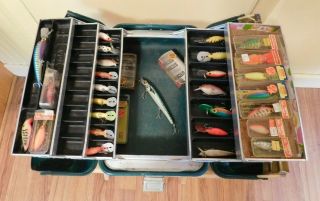 Vintage Umco 800 U Fishing Tackle Box,  29 Lures 1970s Thin Fin Hot N Tot Shiner