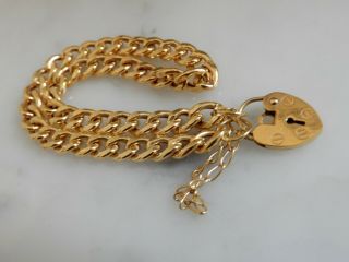 A Stunning 9 Ct Gold Curb Link Padlock Bracelet