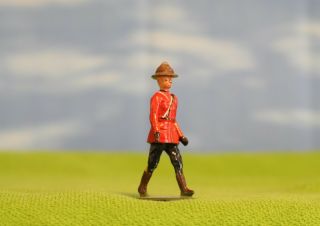 VINTAGE BRITAINS LEAD TOY SOLDIERS - ROYAL CANADIAN POLICE - 100 932 4