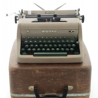 Vintage Royal Quiet Deluxe Vintage Typewriter W/ Case