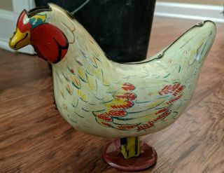 (4b2) Vintage Wyandotte Tin Litho Egg Laying Hen Chicken Pushdown
