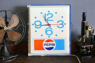 Vintage Pepsi Cola Soda Pop Advertising Wall Light Up Clock Sign Usa 1970s Old