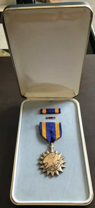Wwii Us Military Eagle Lightning Bolt Air Medal.