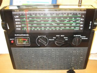 VINTAGE GRUNDIG SIGNAL 700 Shortwave - Am - Fm 5 Band Radio Great 2