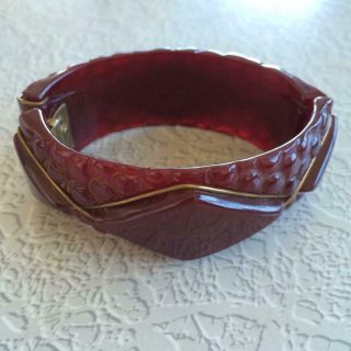 Vintage Bergandy 1940’s Bakelite Hinge Hinged Heavily Carved Bracelet