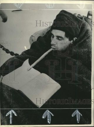1944 Press Photo World War Ii - Wounded Norwegian Soldier Reads - Mjm07334