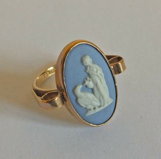 Large Vintage 9ct Yellow Gold Wedgewood Cameo Ring C.  1920? Size N