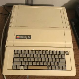 Vintage Apple Iie Personal Computer A2s2064 Needs Repairs