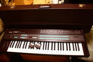 Ems Yamaha Dx - 7 Vintage Synthesizer With Two Rom Cartridge Case