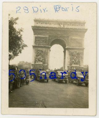 Wwii Us Gi Photo - 28th Infantry Division Trucks Under Arc De Triomphe Paris 44