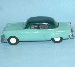 vintage AMT Promotional 1953 FORD V8 4 Door SEDAN 2 tone Green Wind Up 6