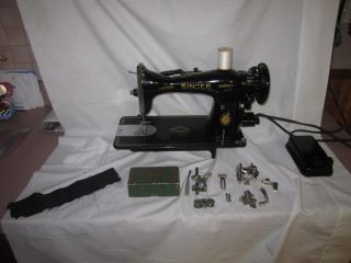 Singer 15 - 91 Very Strong Vintage All - Metal Sewing Machine With Attachments