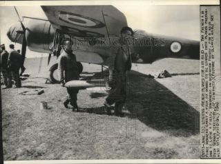 1940 Press Photo French Air Force Members Loading Bombs Onto A Airplane,  France