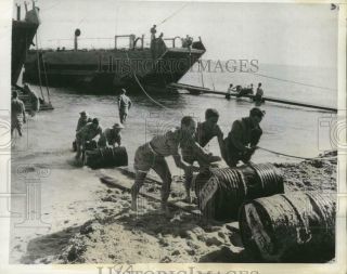 1942 Press Photo British Navy Men Roll Water Barrels Ashore From Landing Boat