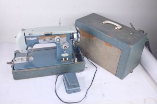 Vintage Stradivaro Heavy Duty Deluxe 142 Zig Zag Sewing Machine & Carry Case